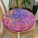 - RealHomes Yuvarlak Fermuarlı Minder - Realhomes Mor Zeminde Geometrik Çizgi Tasarımlı Yuvarlak Fermuarlı Sandalye Minderi Realhomes