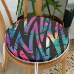 Siyah Zemin Üzerinde Neon Zikzak Desenli Yuvarlak Fermuarlı Sandalye Minderi Realhomes