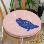 - RealHomes Yuvarlak Fermuarlı Minder - Realhomes  Bej Pembe Zeminde Mavi Baykuş Motifli Yuvarlak Fermuarlı Sandalye Minderi Realhomes