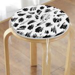 - RealHomes Yuvarlak Fermuarlı Minder - Realhomes  Beyaz Zeminde Anlamsız Çizgiler Motifli Yuvarlak Fermuarlı Sandalye Minderi Realhomes