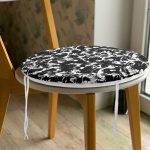 - RealHomes Yuvarlak Fermuarlı Minder - Realhomes Beyaz Zeminde Anlamsız Çizgiler Desenli Yuvarlak Fermuarlı Sandalye Minderi Realhomes