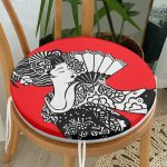 - RealHomes Yuvarlak Fermuarlı Minder - Realhomes  Kırmızı Zeminde Gri Japon Kız Motifli Yuvarlak Fermuarlı Sandalye Minderi Realhomes