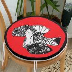 - RealHomes Yuvarlak Fermuarlı Minder - Realhomes Siyah ve Kırmızı Zeminde Gri Japon Kız Motifli Yuvarlak Fermuarlı Sandalye Minderi Realhomes