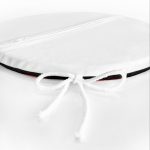 - RealHomes Yuvarlak Fermuarlı Minder - Realhomes Siyah ve Kırmızı Zeminde Gri Japon Kız Motifli Yuvarlak Fermuarlı Sandalye Minderi Realhomes