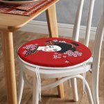 Beyaz ve Kırmızı Zeminde Papatya Tasarımlı Japon Kız Modern Yuvarlak Fermuarlı Sandalye Minderi Realhomes