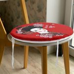 - RealHomes Yuvarlak Fermuarlı Minder - Realhomes Siyah ve Kırmızı Zeminde Papatya Tasarımlı Japon Kız Modern Yuvarlak Fermuarlı Sandalye Minderi Realhomes