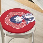 Kırmızı Zeminli Köpek Tutan Hanım Desenli Modern Yuvarlak Fermuarlı Sandalye Minderi Realhomes