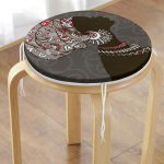 - RealHomes Yuvarlak Fermuarlı Minder - Realhomes  Gri Zemin Desenli Siyahi Kadın Motifli Yuvarlak Fermuarlı Sandalye Minderi Realhomes