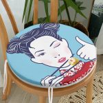 - RealHomes Yuvarlak Fermuarlı Minder - Realhomes Suşi Yiyen Japon Kız Desenli Modern Yuvarlak Fermuarlı Sandalye Minderi Realhomes