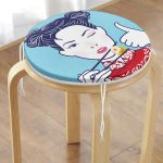 - RealHomes Yuvarlak Fermuarlı Minder - Realhomes Suşi Yiyen Japon Kız Desenli Modern Yuvarlak Fermuarlı Sandalye Minderi Realhomes