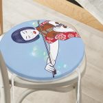 - RealHomes Yuvarlak Fermuarlı Minder - Realhomes  Mavi Zeminde Keman Çalan Japon Kız Desenli Yuvarlak Fermuarlı Sandalye Minderi Realhomes