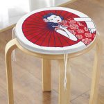 - RealHomes Yuvarlak Fermuarlı Minder - Realhomes  Sırtında Kırmızı Şemsiyeli Japon Kadın Motifli Yuvarlak Fermuarlı Sandalye Minderi Realhomes