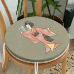 - RealHomes Yuvarlak Fermuarlı Minder - Realhomes  Geleneksel Japon Kadın Figürü Dijital Baskılı Özel Tasarım Modern Yuvarlak Fermuarlı Sandalye Minderi Realhomes