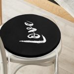 - RealHomes Yuvarlak Fermuarlı Minder - Realhomes Siyah Zeminde Love Yazılı Modern Yuvarlak Fermuarlı Sandalye Minderi Realhomes