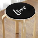 - RealHomes Yuvarlak Fermuarlı Minder - Realhomes Siyah Zeminde Love Yazılı Modern Yuvarlak Fermuarlı Sandalye Minderi Realhomes