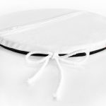 - RealHomes Yuvarlak Fermuarlı Minder - Realhomes Siyah Zeminde Love Yazılı Modern Yuvarlak Fermuarlı Sandalye Minderi Realhomes