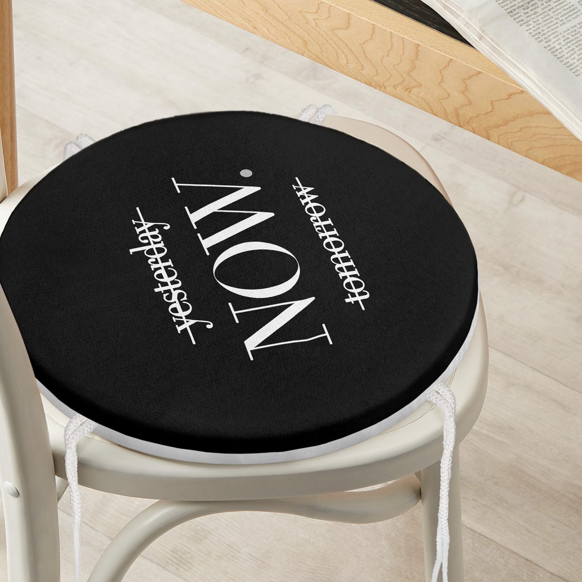 Siyah Zeminde NOW Yazılı Modern Yuvarlak Fermuarlı Sandalye Minderi Realhomes