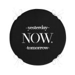 - RealHomes Yuvarlak Fermuarlı Minder - Realhomes  Siyah Zeminde NOW Yazılı Modern Yuvarlak Fermuarlı Sandalye Minderi Realhomes