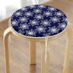 - RealHomes Yuvarlak Fermuarlı Minder - Realhomes  Lacivert Zeminli Beyaz Kar tanesi Desenli Dijital Baskılı Modern Yuvarlak Fermuarlı Sandalye Minderi Realhomes