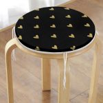 - RealHomes Yuvarlak Fermuarlı Minder - Realhomes  Siyah Zeminde Gold Puantiyeli Dijital Baskılı Modern Yuvarlak Fermuarlı Sandalye Minderi Realhomes