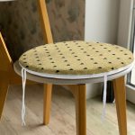 - RealHomes Yuvarlak Fermuarlı Minder - Realhomes  Gold Zeminde Beyaz Ok Motifli Dijital Baskılı Modern Yuvarlak Fermuarlı Sandalye Minderi Realhomes