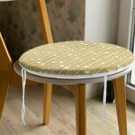 - RealHomes Yuvarlak Fermuarlı Minder - Realhomes Gold Zeminde Ok Çizimli Dijital Baskılı Modern Yuvarlak Fermuarlı Sandalye Minderi Realhomes