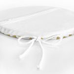 - RealHomes Yuvarlak Fermuarlı Minder - Realhomes Beyaz Zeminde Gold Üçgen Detaylı Dijital Baskılı Modern Yuvarlak Fermuarlı Sandalye Minderi Realhomes