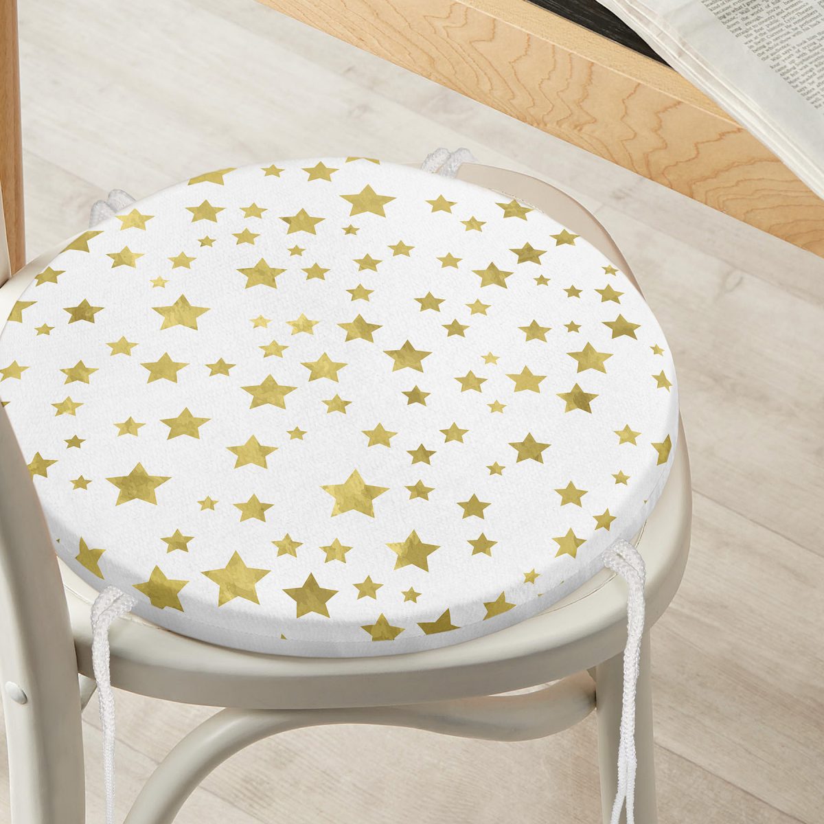 Beyaz Zeminli Gold Renkli Çoklu Yıldız Detaylı Dijital Baskılı Modern Yuvarlak Fermuarlı Sandalye Minderi Realhomes