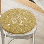 - RealHomes Yuvarlak Fermuarlı Minder - Realhomes  Gold Zeminde Merry Christmas Yazılı Dijital Baskılı Modern Yuvarlak Fermuarlı Sandalye Minderi Realhomes