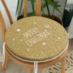 - RealHomes Yuvarlak Fermuarlı Minder - Realhomes  Gold Zeminde Merry Christmas Yazılı Dijital Baskılı Modern Yuvarlak Fermuarlı Sandalye Minderi Realhomes