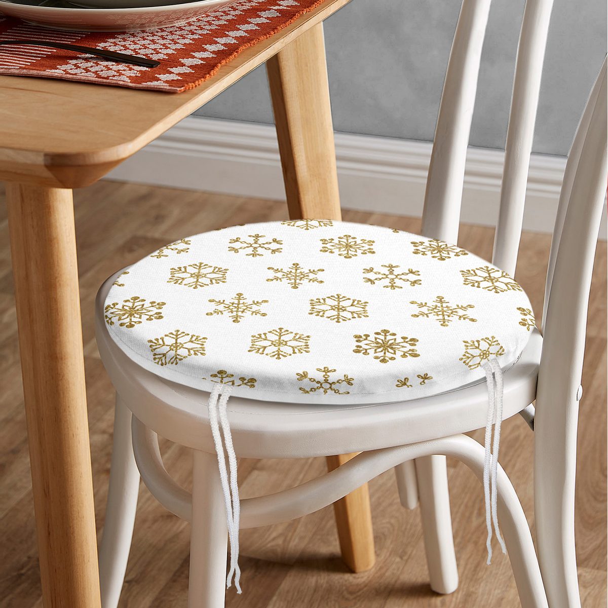 Beyaz Zeminde Gold Renkli Kar Tanesi Desenli Dijital Baskılı Modern Yuvarlak Fermuarlı Sandalye Minderi Realhomes