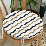 - RealHomes Yuvarlak Fermuarlı Minder - Realhomes  Beyaz Zemin Üzerinde Gold Ve Siyah Renkli Çizgiler Dijital Baskılı Modern Yuvarlak Fermuarlı Sandalye Minderi Realhomes