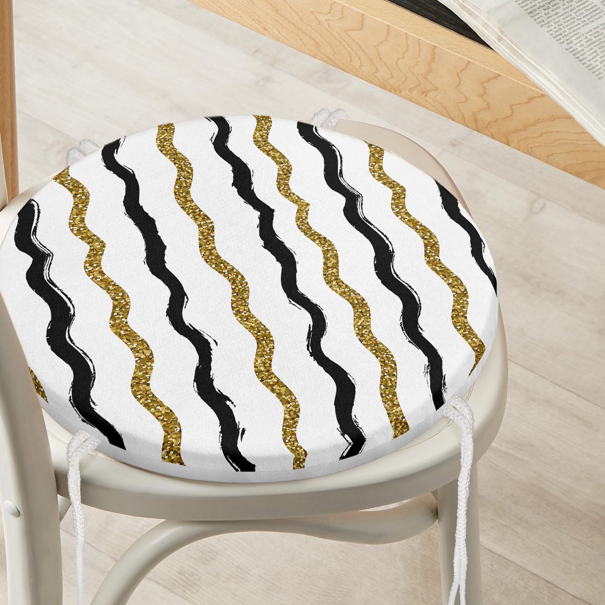 Beyaz Zemin Üzerinde Gold Ve Siyah Renkli Çizgiler Dijital Baskılı Modern Yuvarlak Fermuarlı Sandalye Minderi Realhomes