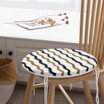 - RealHomes Yuvarlak Fermuarlı Minder - Realhomes  Beyaz Zemin Üzerinde Gold Ve Siyah Renkli Çizgiler Dijital Baskılı Modern Yuvarlak Fermuarlı Sandalye Minderi Realhomes