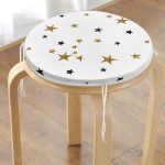 - RealHomes Yuvarlak Fermuarlı Minder - Realhomes  Beyaz Zemin Üzerinde Gold Yıldızlı Dijital Baskılı Modern Yuvarlak Fermuarlı Sandalye Minderi Realhomes