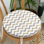 - RealHomes Yuvarlak Fermuarlı Minder - Realhomes Beyaz Zeminde Gold Ve Siyah Çizgili Dijital Baskılı Modern Yuvarlak Fermuarlı Sandalye Minderi Realhomes