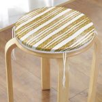 - RealHomes Yuvarlak Fermuarlı Minder - Realhomes  Beyaz Zeminde Gold Renkli Yaprak Desenli Dijital Baskılı Modern Yuvarlak Fermuarlı Sandalye Minderi Realhomes