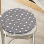 Gri Zeminde Gold Puantiyeli Çam Ağacı Desenli Dijital Baskılı Modern Yuvarlak Fermuarlı Sandalye Minderi Realhomes