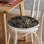 - RealHomes Yuvarlak Fermuarlı Minder - Realhomes Gri Siyah Zemin Üzerinde Gold Detaylı Çizim Desenli Dijital Baskılı Modern Yuvarlak Fermuarlı Sandalye Minderi Realhomes