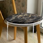 - RealHomes Yuvarlak Fermuarlı Minder - Realhomes Gri Siyah Zemin Üzerinde Gold Detaylı Çizim Desenli Dijital Baskılı Modern Yuvarlak Fermuarlı Sandalye Minderi Realhomes