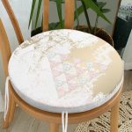 - RealHomes Yuvarlak Fermuarlı Minder - Realhomes Renkli Zemin Üzerinde Üçgen Desenli Dijital Baskılı Modern Yuvarlak Fermuarlı Sandalye Minderi Realhomes