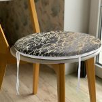 Siyah Zeminde Gold Renkli Çizim Desenli Dijital Baskılı Modern Yuvarlak Fermuarlı Sandalye Minderi Realhomes