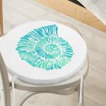 - RealHomes Yuvarlak Fermuarlı Minder - Realhomes  Beyaz Zeminde Yeşil Renkli Deniz Kabuğu Desenli Dijital Baskılı Modern Yuvarlak Fermuarlı Sandalye Minderi Realhomes