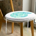 - RealHomes Yuvarlak Fermuarlı Minder - Realhomes  Beyaz Zeminde Yeşil Renkli Deniz Kabuğu Desenli Dijital Baskılı Modern Yuvarlak Fermuarlı Sandalye Minderi Realhomes