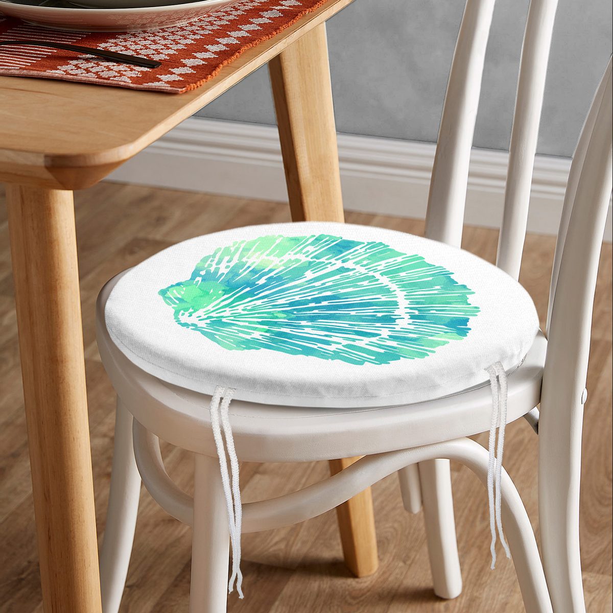 Beyaz Zeminde Yeşil Renkli Deniz Kabuğu Desenli Dijital Baskılı Modern Yuvarlak Fermuarlı Sandalye Minderi Realhomes