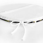 - RealHomes Yuvarlak Fermuarlı Minder - Realhomes  Siyah Zemin Üzerinde Papatya Desenli Dijital Baskılı Modern Yuvarlak Fermuarlı Sandalye Minderi Realhomes