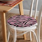 - RealHomes Yuvarlak Fermuarlı Minder - Realhomes Siyah Zemin Üzerinde Pembe Renkli Çizim Dijital Baskılı Modern Yuvarlak Fermuarlı Sandalye Minderi Realhomes