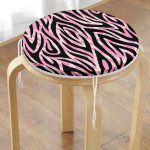 - RealHomes Yuvarlak Fermuarlı Minder - Realhomes Siyah Zemin Üzerinde Pembe Renkli Çizim Dijital Baskılı Modern Yuvarlak Fermuarlı Sandalye Minderi Realhomes