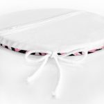 - RealHomes Yuvarlak Fermuarlı Minder - Realhomes Siyah Zemin Üzerinde Pembe Renkli Çizim Dijital Baskılı Modern Yuvarlak Fermuarlı Sandalye Minderi Realhomes