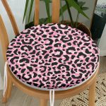 - RealHomes Yuvarlak Fermuarlı Minder - Realhomes  Siyah Zemin Üzerinde Pembe Renkli Çizim Dijital Baskılı Modern Yuvarlak Fermuarlı Sandalye Minderi Realhomes